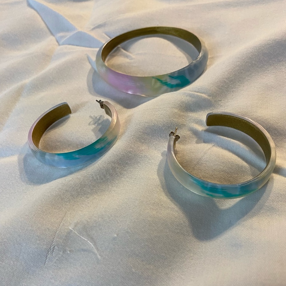 Alexis Bittar thin tapered lucite bangle and matching earrings. Multi color
